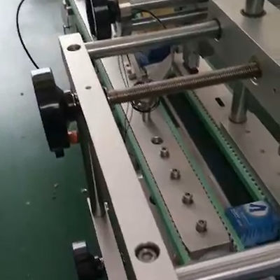 Goede prijs. Geautomatiseerde etiketteringsmachine verbonden met een riem Vermindering van arbeidskosten Hoge efficiëntie online