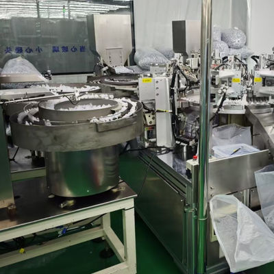 Goede prijs. Volledig automatische infuuskap assemblage machine met 4000-12000 caps per uur trillings schijf invoer en platte lassen oppervlak online