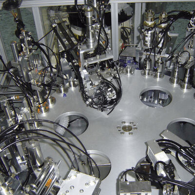 Goede prijs. Automatische IV-zak Spike Poorten en Injectie Poorten Assemblagemachine met PLC-besturingssysteem en roestvrijstalen constructie voor 8000-15000 stuks/uur productie online