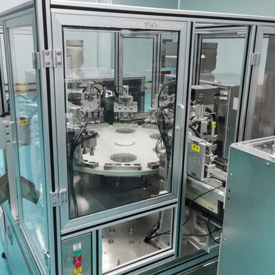 Goede prijs. PLC-gestuurde droogmiddelkap-assemblagemachine met 99% kwalificatiegraad en automatische silicagelvulling online