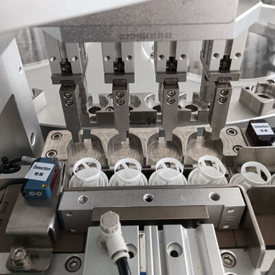 Goede prijs. Vervaardigingsmachine voor het monteren van droogmiddelkappen met instelbare werkingssnelheid, foto-elektrische sensorexpositie en aanraakschermbewerking voor dagelijkse benodigdheden online