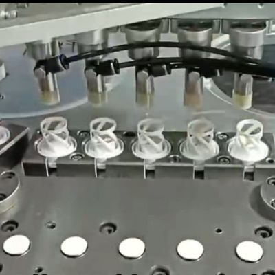 Automatische machine voor het assembleren van droogmiddelcaps voor medische producten