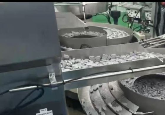 Volledig geautomatiseerde Euro Cap assemblage machine voor IV infusiezakken en flessen