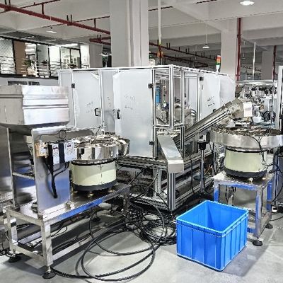 Automatische high speed draaitafel type infusie dubbele opvouwbare kap assemblage machine