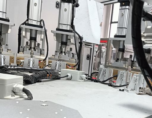 Automatische verpakkingsmachine voor dagelijkse benodigdheden Automatisch vullen en afdichten van droogmiddelkappen en -kernen Aanpasbaar 1 jaar garantie