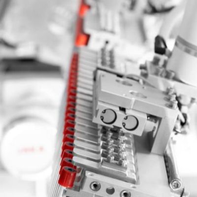 Intelligente montagelijn voor bloedverzamelbuizen (medicatie toevoegen, drogen)