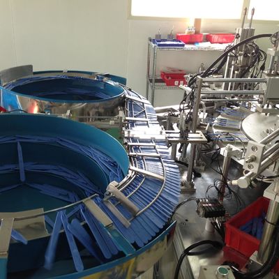 Goede prijs. Eenmalige scalpel geautomatiseerde assemblage machine kan worden aangepast volgens de producten van de klant, stabiele prestaties, snelle werkingssnelheid online