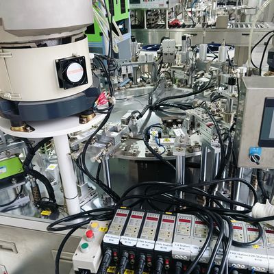 Goede prijs. Automatische montage-machine voor naalden voor bloedverzameling, Mitsubishi PLC-besturing, tweetalig scherm, eenvoudige en duidelijke werking online