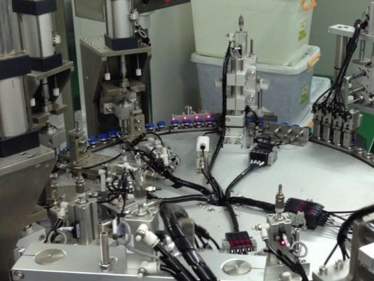 Goede prijs. ISO- en GMP-conforme assemblage-machine voor medische producten voor niet-PVC-infuuskappen en injectiepoorten online