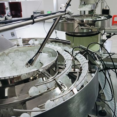 Mechanische machine voor het monteren van een enkel trekringkap