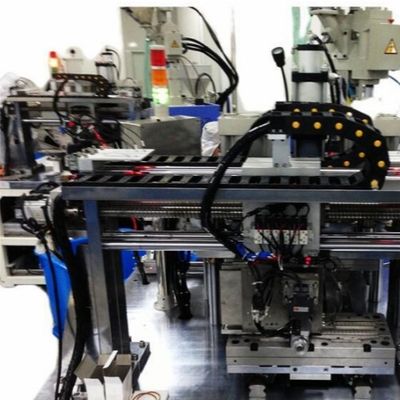 Lancetvorm en automatische naaldplaatsing in de vormmachine