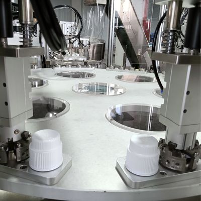Automatische montage-machine voor wasluiken met draaitafel en laadmachine van de lift