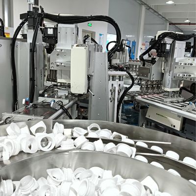 Draaitafeltype Niet-standaard Geautomatiseerde Melkdoppenmontagemachine met Dik Materiaal dat Niet Gemakkelijk Beschadigd Wordt