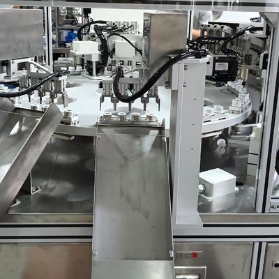 Geautomatiseerde machine voor het assembleren van infusiefilms voor het lamineren van deksels
