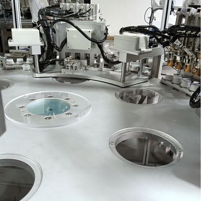 Automatische infuusfilmkap assemblage machine bediend door één persoon arbeidsbesparend
