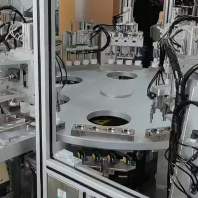 Flexibele dagelijkse benodigdheden assemblage machine voor droogmiddel dop product assemblage