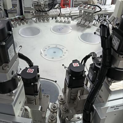 Goede prijs. Niet-standaard aangepaste geautomatiseerde melkdoppenmontagemachine met hoge flexibiliteit om de klanttevredenheid te maximaliseren. online