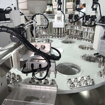Niet-standaard automatische vulmachine voor droogmiddelcapsules met veermechanisme, met hoge vulprecisie en een hoog slagingspercentage