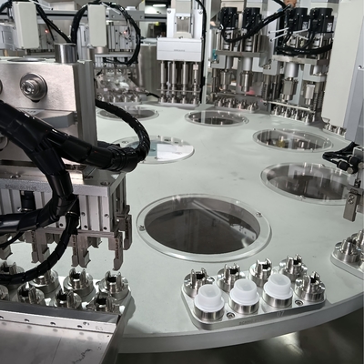 Een op maat gemaakte machine voor het monteren van melkkappen van het carouseltype met voeding door middel van een laadmachine kan de tijd van handmatig dumpen verminderen en de werkingssnelheid van de machine verbeteren.