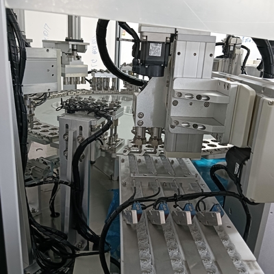 Helikopterkap assemblage-machine voor melk- en schroefkappen, servo aangedreven
