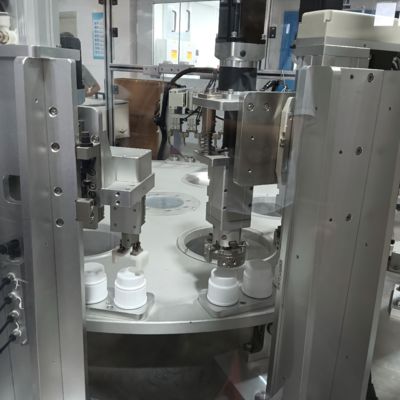 Goede prijs. Draaibord Operatie Wasmiddel Cap Assemblage Machine met hoge doorgang en aanpasbare capaciteit online