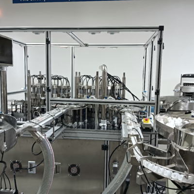 Automatische montage-machine met een enkele trekringkap, aanpasbaar voor de producten van de klant, met aanpassingen die aan specifieke eisen kunnen worden aangepast.