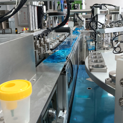Niet-standaard geautomatiseerde urinebeker assemblage machine, etiketteer- en verpakkingsmachine geïntegreerd, hoge efficiëntie