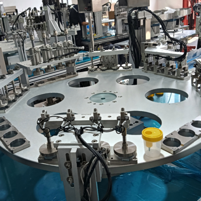 Automatische urinebeker assemblage machine aanpasbaar, zeer flexibel en aanpasbaar