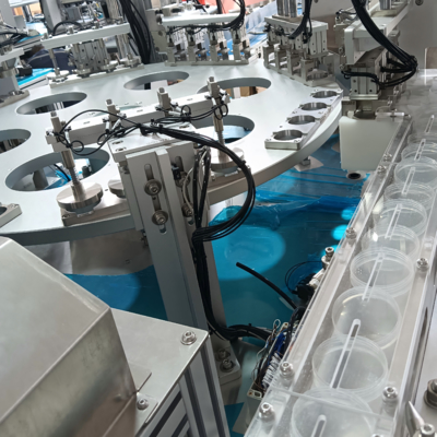 Geautomatiseerde urinebeker-assemblagemachine, compatibel met aanvoerliften en aansluitbaar op spuitgietmachines, verbetert de efficiëntie van de productassemblage en vermindert de behoefte aan arbeid.