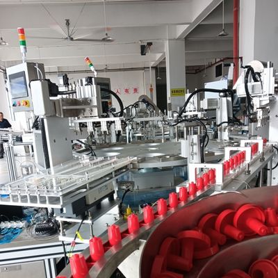 Geautomatiseerde urinebeker-assemblagemachine, met indexbeweging en trilvoederbelading voor verbeterde stabiliteit.