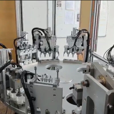 Goede prijs. Volledig geautomatiseerde machine voor het monteren van droogmiddelkap met 100% kwalificatiecontrole 1 jaar garantie en fout alarmsysteem online