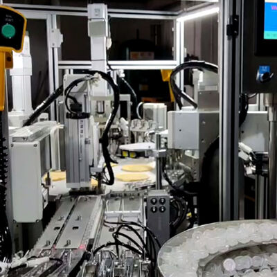 Geautomatiseerde CRC-kapassemblagemachine met 99% gekwalificeerd productpercentage, PLC-besturing en 1500-8500 stuks/uur snelheid voor droogmiddeldopjes